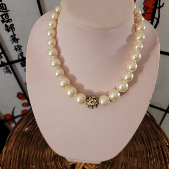 DONT REMEMBER Jewelry - VINTAGE OLD FASHIONED 1985 LADIES FAUX PEARLS WITH JEWELED BALL